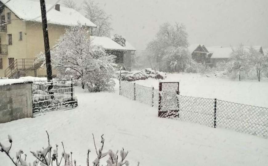 Snijeg izazvao probleme u USK: Cazin i Velika Kladuša ostali bez struje